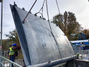 Na přehradě Skalka osadilo povodí Ohře opravenou jezovou klapku, váží 17 tun