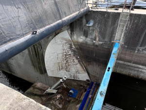 Na přehradě Skalka osadilo povodí Ohře opravenou jezovou klapku, váží 17 tun