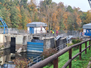 Na přehradě Skalka osadilo povodí Ohře opravenou jezovou klapku, váží 17 tun