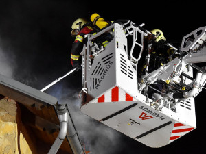 Úmyslně zapálil dům i s lidmi uvnitř, jeden invalida zemřel. Policie obvinila žháře z vraždy