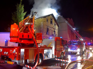 Úmyslně zapálil dům i s lidmi uvnitř, jeden invalida zemřel. Policie obvinila žháře z vraždy