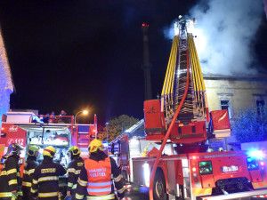 Úmyslně zapálil dům i s lidmi uvnitř, jeden invalida zemřel. Policie obvinila žháře z vraždy