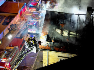 Úmyslně zapálil dům i s lidmi uvnitř, jeden invalida zemřel. Policie obvinila žháře z vraždy