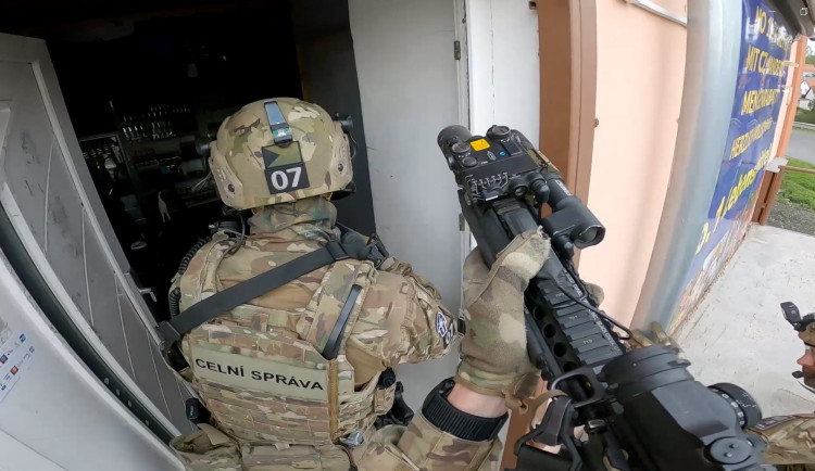 Vzhledem k povaze a místu, kde zásah probíhal, podezřelé osoby zadržela zásahová jednotka celní správy SON