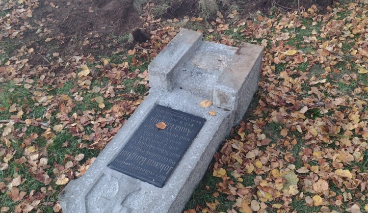 Muže zavalil náhrobní kámen, skončil v nemocnici