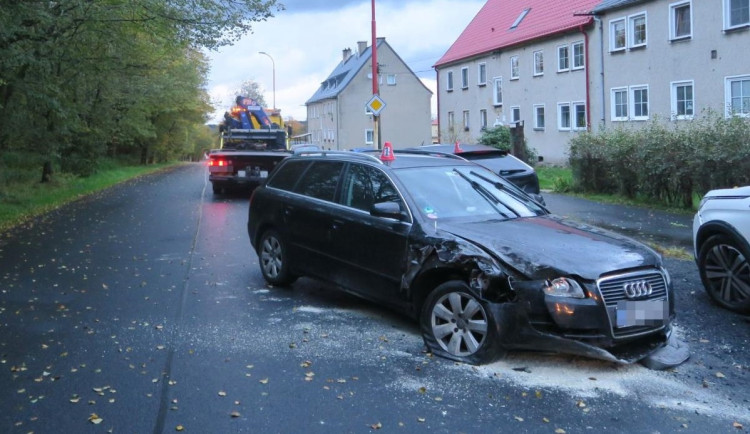 Opilý řidič vozu značky Audi způsobil nehodu tří osobáků. Na místě přišel o řidičský průkaz