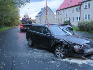 Opilý řidič vozu značky Audi způsobil nehodu tří osobáků. Na místě přišel o řidičský průkaz