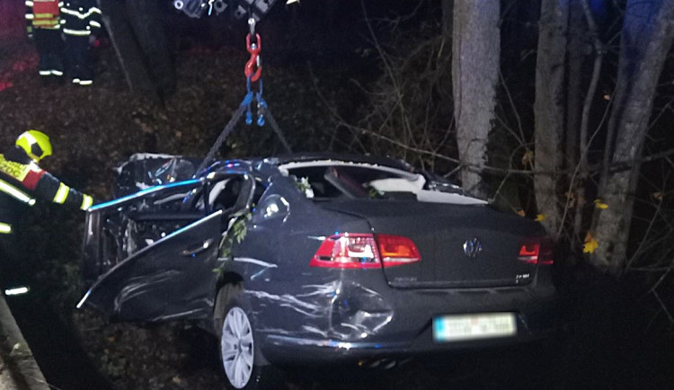 Auto prorazilo na mostu zábradlí a skočilo hluboko pod úrovní vozovky. Uvnitř zůstal zaklíněný a zraněný řidič