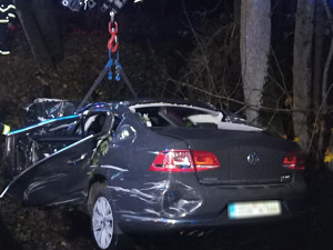 Auto prorazilo na mostu zábradlí a skočilo hluboko pod úrovní vozovky. Uvnitř zůstal zaklíněný a zraněný řidič