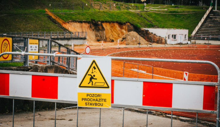 Atletický stadion v libereckém Sport Parku prochází rekonstrukcí, obnovy se dočká i fotbalové hřiště