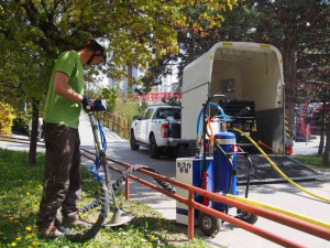 Lázeňské lesy a parky zkouší pomoci stromům injektáží půdy