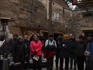 V bývalé převlékárně vězňů na Rovnosti proběhlo Dušičkové setkání. Při jeho příležitosti byla představena Zeď proti lhostejnosti