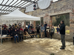 V bývalé převlékárně vězňů na Rovnosti proběhlo Dušičkové setkání. Při jeho příležitosti byla představena Zeď proti lhostejnosti