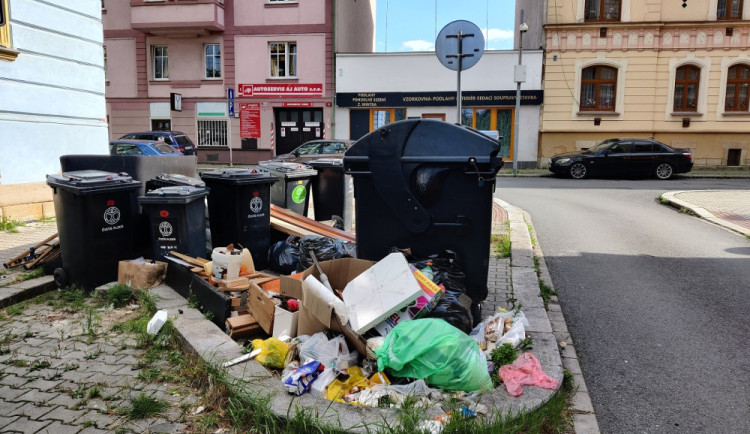 Konec přeplněných popelnic a černých skládek? Město věří, že pomůže novela odpadové vyhlášky