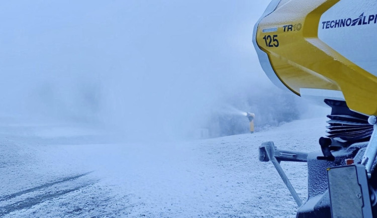 Skiareál Hochficht na Šumavě začal v noci na dnešek zasněžovat sjezdovky