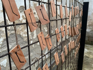 Na Dušičkovém setkání v Řetízkárně byla představena instalace „zeď proti lhostejnosti“.