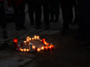 V důlní řetízkové šatně z 50. let na jáchymovské Rovnosti byly zapáleny svíce za všechny zemřelé.