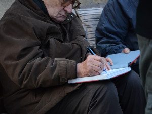 Jako první se do nové návštěvní knihy v Řetízkárně podepsal legendární skaut mukl Jindřich Valenta.