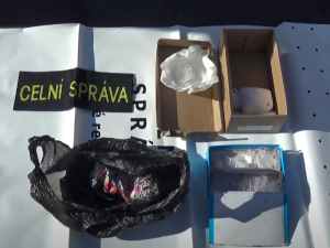 VIDEO: Drogy si na tržnici předávali v kabelkách a taškách, celníci zadrželi tři Vietnamce