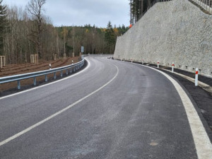 Konečně jsou po úpravě nebezpečných zatáček průjezdné Bečovské serpentiny. Práce měly skončit už v srpnu