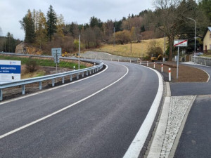 Konečně jsou po úpravě nebezpečných zatáček průjezdné Bečovské serpentiny. Práce měly skončit už v srpnu