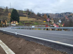 Konečně jsou po úpravě nebezpečných zatáček průjezdné Bečovské serpentiny. Práce měly skončit už v srpnu