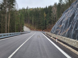 Konečně jsou po úpravě nebezpečných zatáček průjezdné Bečovské serpentiny. Práce měly skončit už v srpnu