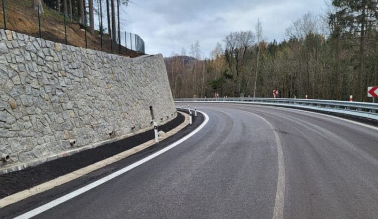 Konečně jsou po úpravě nebezpečných zatáček průjezdné Bečovské serpentiny. Práce měly skončit už v srpnu