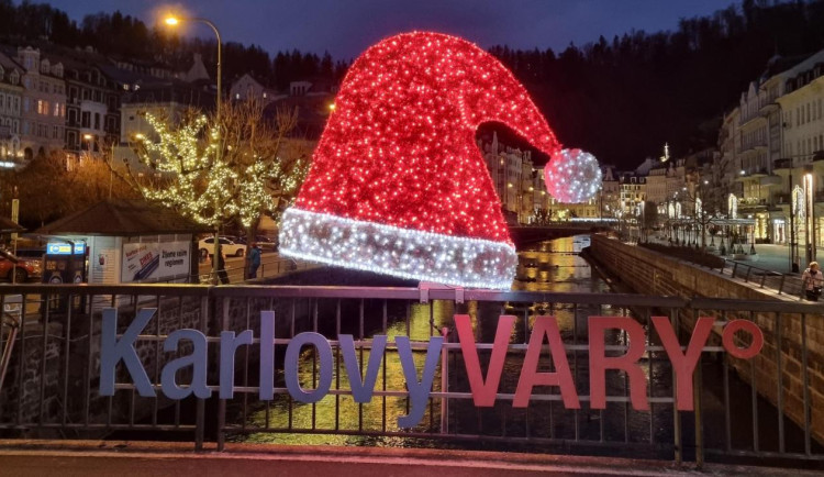 Vánoční Karlovy Vary i letos rozzáří desetitisíce světel, do ulic vyjede i speciálně nazdobený autobus