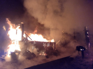 Pět jednotek hasičů likvidovalo požár v zahrádkářské kolonii