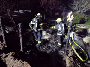 Pět jednotek hasičů likvidovalo požár v zahrádkářské kolonii