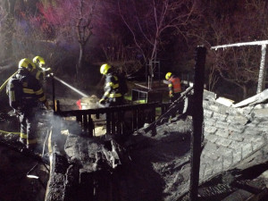 Pět jednotek hasičů likvidovalo požár v zahrádkářské kolonii