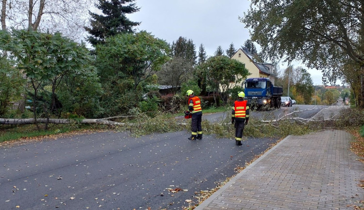 Hasiči budou opět plné ruce práce s odstraňováním následků silného větru