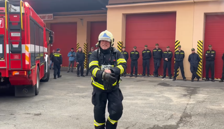 VIDEO: Pro svého šéfa hasiči připravili poslední jízdu. Nejtěžší byly tragické nehody, vzpomíná velitel ze Zábřehu