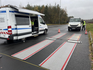 Při akci zaměřené na kontrolu váhy automobilů jedenáct vozidel překročilo maximální povolenou hmotnost