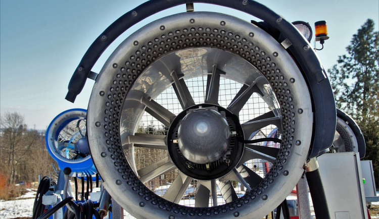 Na Klínovci dnes začalo zasněžování sjezdovek technickým sněhem