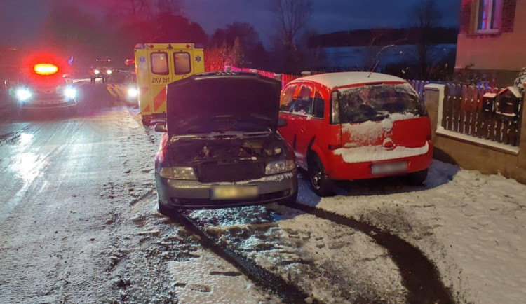 Auto dostalo na kluzké vozovce smyk a přimáčklo k dalšímu vozu chodkyni. Žena utrpěla těžké zranění