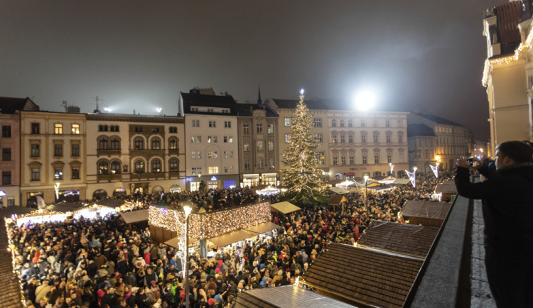 Vánoce jsou tady. V neděli se v Olomouci rozsvítí strom, startují trhy. V Prostějově otvírá kluziště