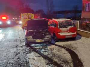 Auto dostalo na kluzké vozovce smyk a přimáčklo k dalšímu vozu chodkyni. Žena utrpěla těžké zranění