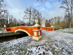 Na mostek v zámeckém parku v Ostrově na Karlovarsku se vrátila červená barva