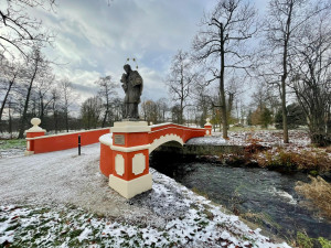 Na mostek v zámeckém parku v Ostrově na Karlovarsku se vrátila červená barva