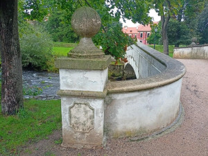 Na mostek v zámeckém parku v Ostrově na Karlovarsku se vrátila červená barva