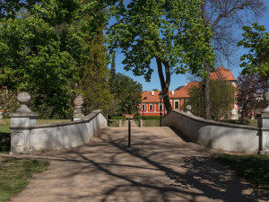 Na mostek v zámeckém parku v Ostrově na Karlovarsku se vrátila červená barva