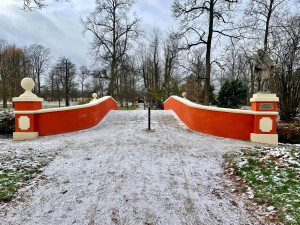 Na mostek v zámeckém parku v Ostrově na Karlovarsku se vrátila červená barva