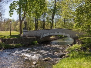 Na mostek v zámeckém parku v Ostrově na Karlovarsku se vrátila červená barva
