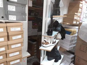 Trhovec se marně snažil přechytračit celníky. Jeho důmyslně ukrytý sklad plný padělků hned odhalili