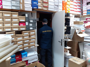 Trhovec se marně snažil přechytračit celníky. Jeho důmyslně ukrytý sklad plný padělků hned odhalili