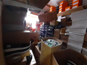 Trhovec se marně snažil přechytračit celníky. Jeho důmyslně ukrytý sklad plný padělků hned odhalili