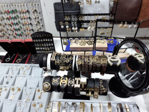 Trhovec se marně snažil přechytračit celníky. Jeho důmyslně ukrytý sklad plný padělků hned odhalili