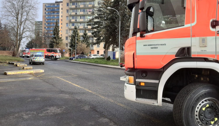 Kvůli úniku plynu museli hasiči uzavřít část ulice a evakuovat dvě desítky lidí